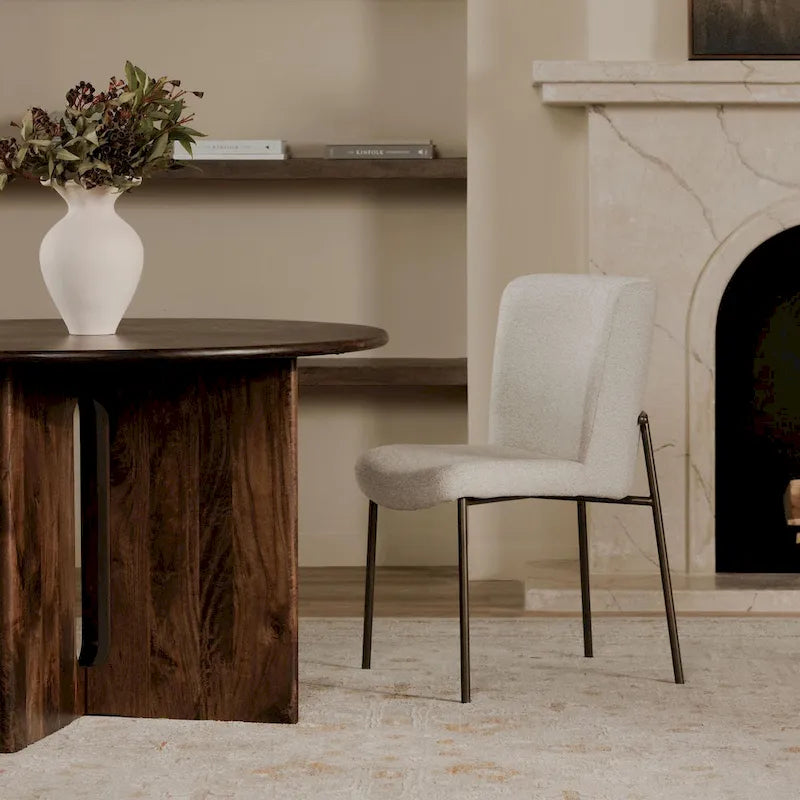 Table de salle à manger ronde Brelline de NADAAL STUDIOS, piètement croisé - 122 cm (L) x 122 cm (P) x 76 cm (H)