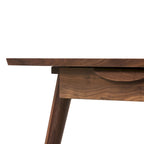 Bureau Etta de Poly &amp; Bark - Bois massif avec deux tiroirs à fermeture amortie